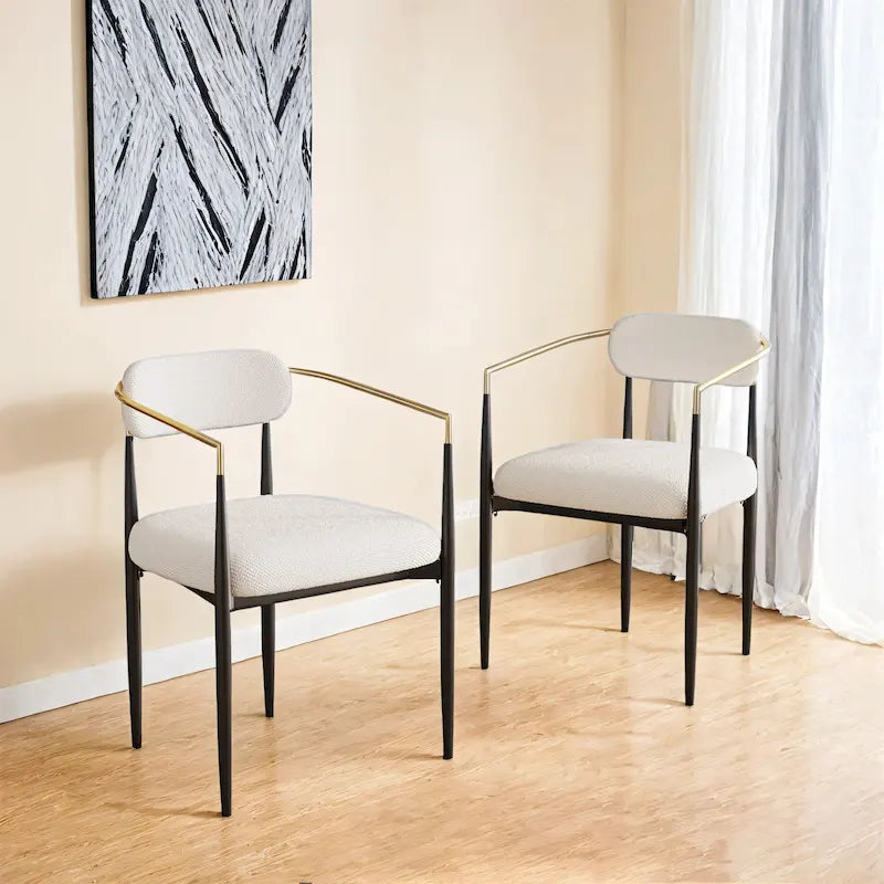 Chaise de salle à manger en velours Teddy crème avec accoudoirs dorés et pieds en métal noir