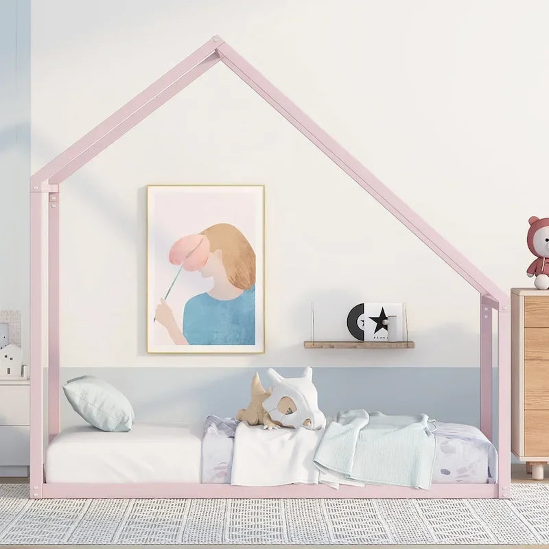 Lit au sol pour enfants en métal rose avec cadre de maison et baldaquin ouvert, sans lattes