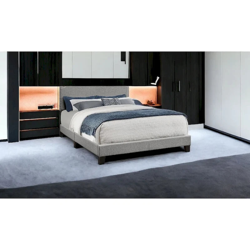 Cadre de lit Queen rembourré gris avec tête de lit biseautée et clous décoratifs