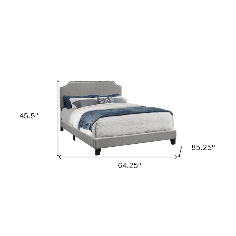 Cadre de lit Queen rembourré gris avec tête de lit biseautée et clous décoratifs