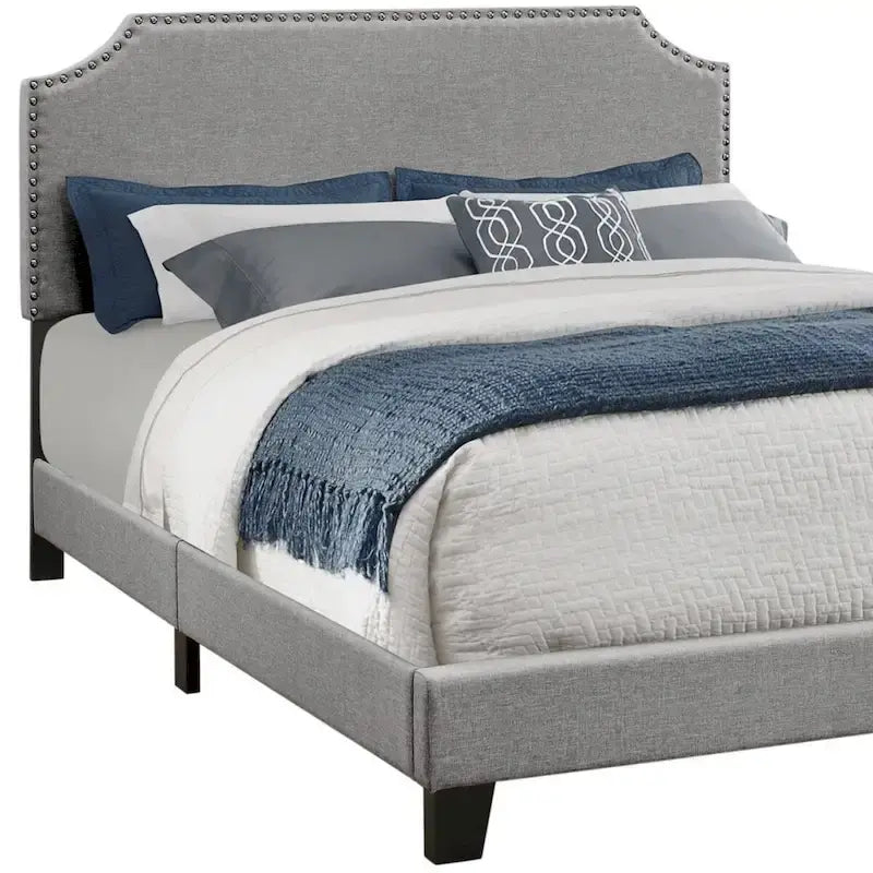Cadre de lit Queen rembourré gris avec tête de lit biseautée et clous décoratifs