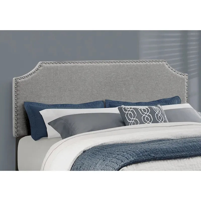 Cadre de lit Queen rembourré gris avec tête de lit biseautée et clous décoratifs