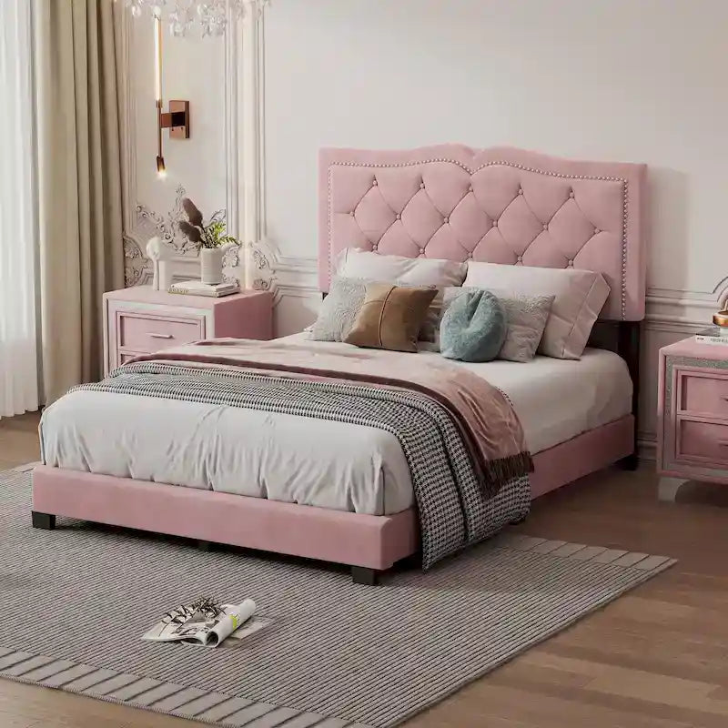 Cadre de lit plateforme capitonné en velours rose avec tête de lit rivetée