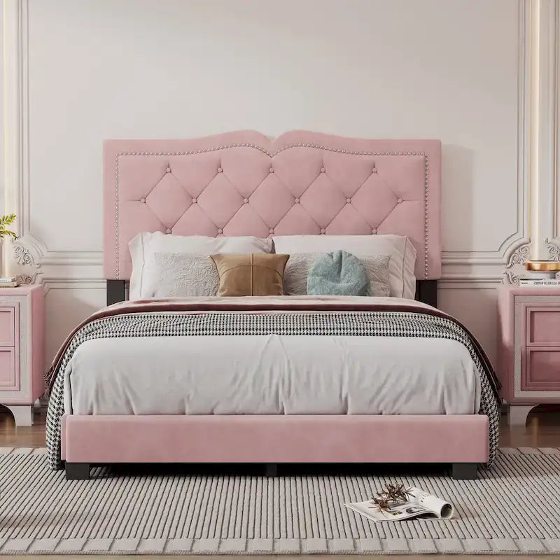 Cadre de lit plateforme capitonné en velours rose avec tête de lit rivetée