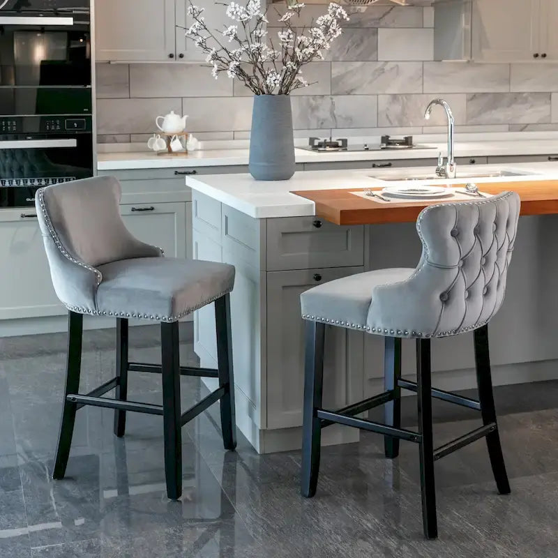 Tabouret de bar à dossier ailé capitonné en velours avec garniture cloutée