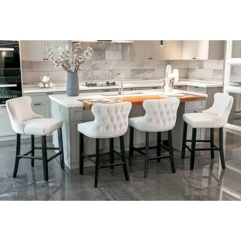 Tabouret de bar à dossier ailé capitonné en velours avec garniture cloutée