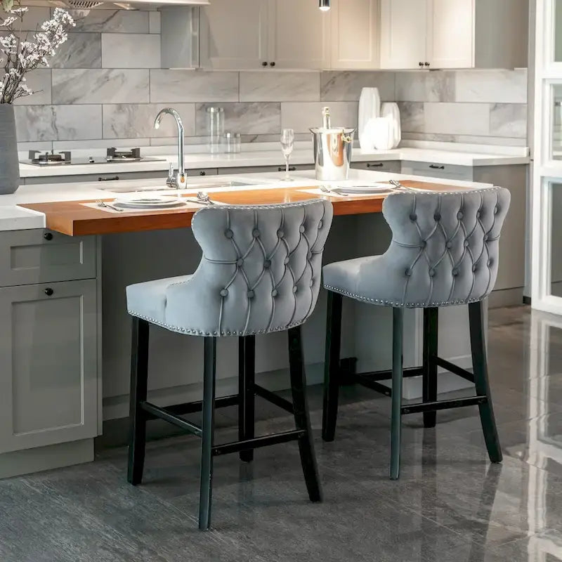 Tabouret de bar à dossier ailé capitonné en velours avec garniture cloutée
