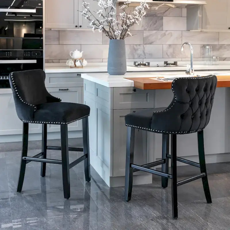 Tabouret de bar à dossier ailé capitonné en velours avec garniture cloutée