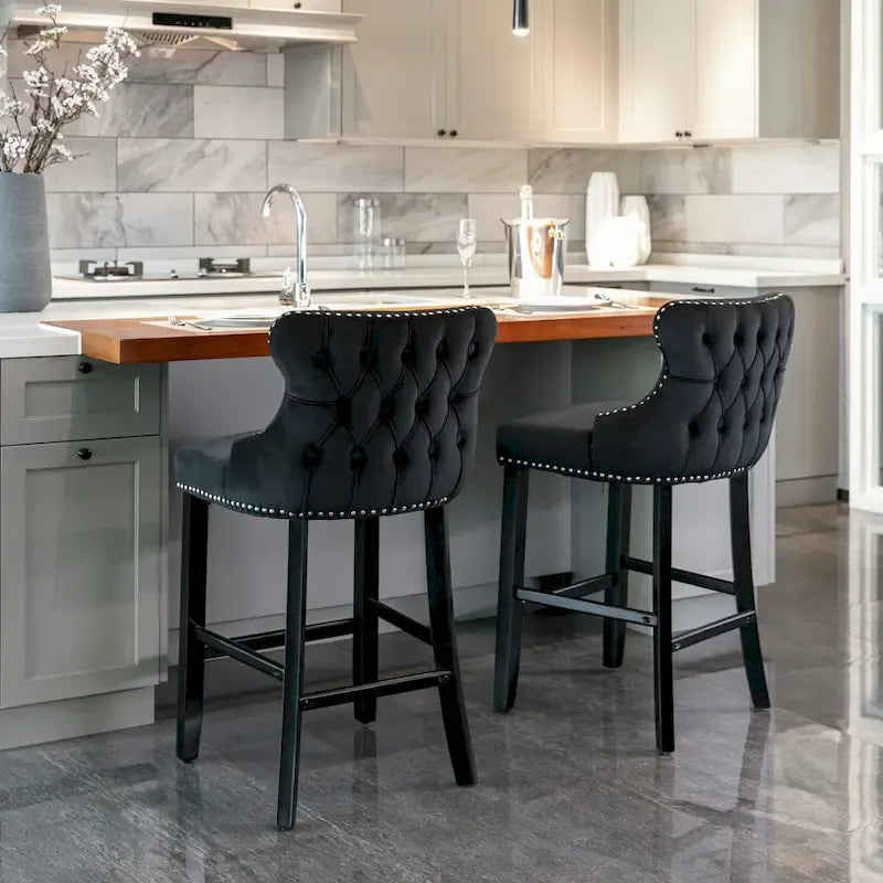 Tabouret de bar à dossier ailé capitonné en velours avec garniture cloutée
