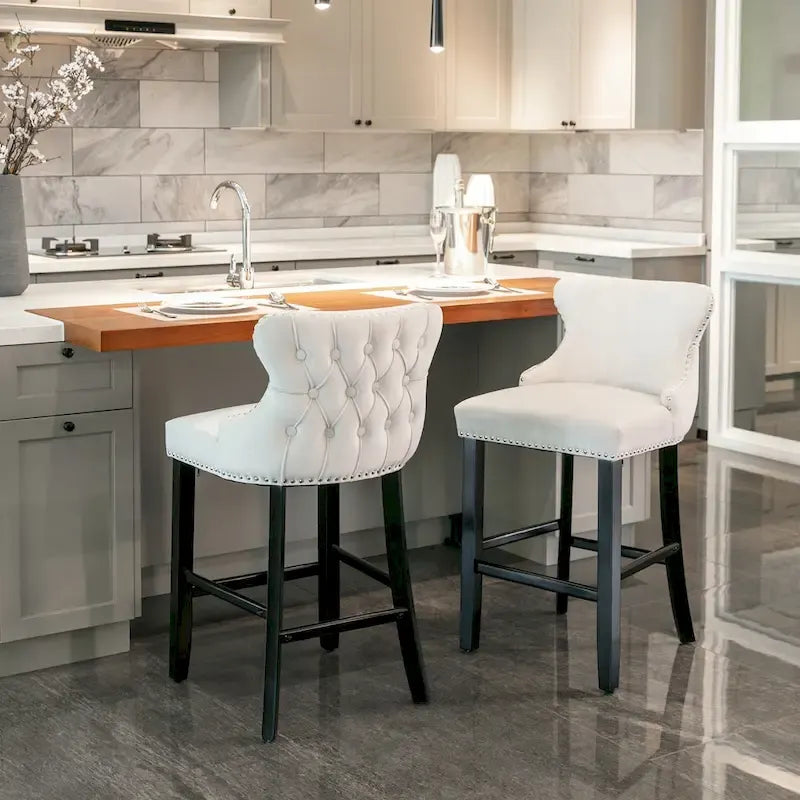 Tabouret de bar à dossier ailé capitonné en velours avec garniture cloutée
