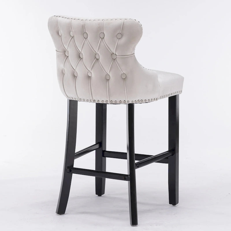 Tabouret de bar à dossier ailé capitonné en velours avec garniture cloutée
