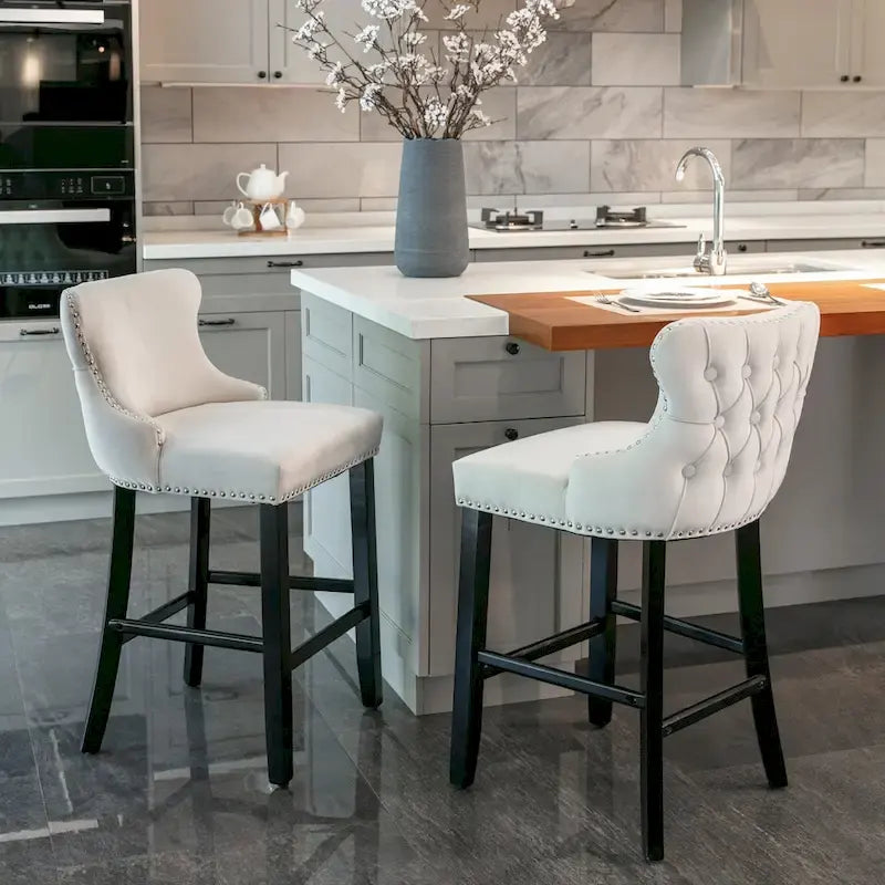 Tabouret de bar à dossier ailé capitonné en velours avec garniture cloutée