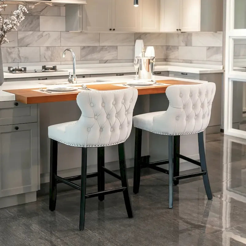 Tabouret de bar à dossier ailé capitonné en velours avec garniture cloutée