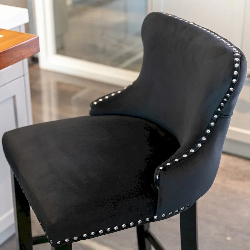 Tabouret de bar à dossier ailé capitonné en velours avec garniture cloutée