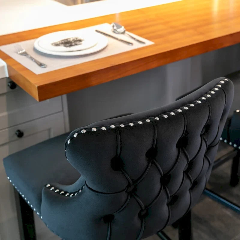 Tabouret de bar à dossier ailé capitonné en velours avec garniture cloutée