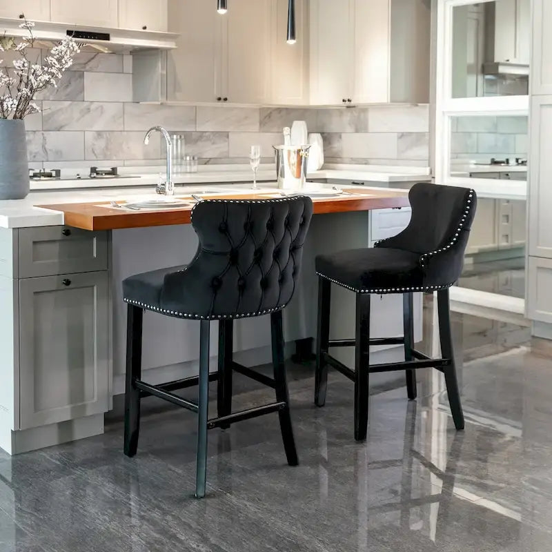 Tabouret de bar à dossier ailé capitonné en velours avec garniture cloutée