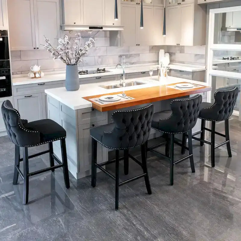 Tabouret de bar à dossier ailé capitonné en velours avec garniture cloutée