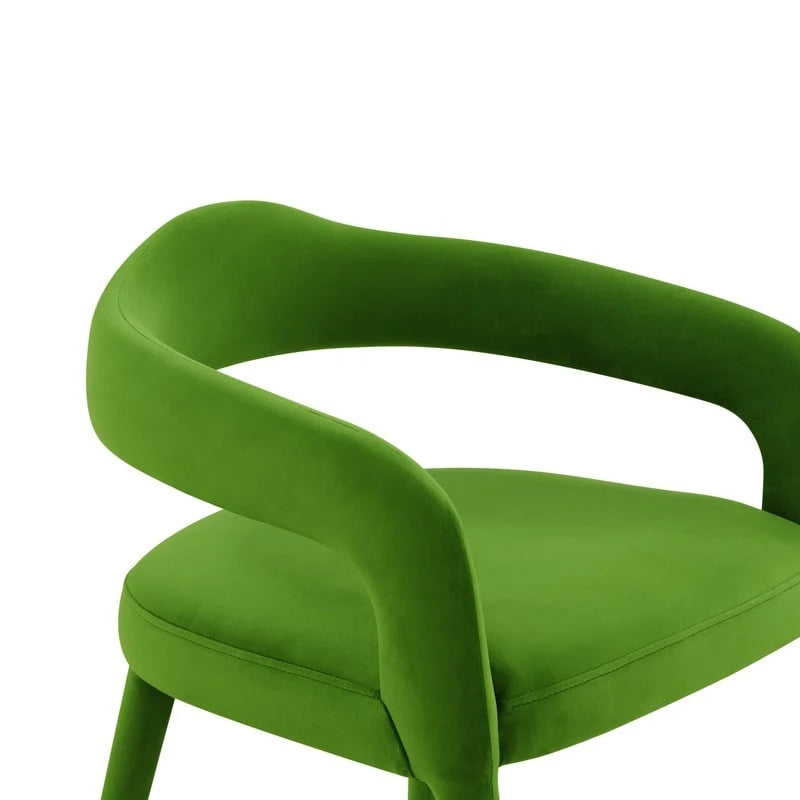 Chaise de salle à manger en velours avec dossier incurvé ouvert et pieds à embouts dorés