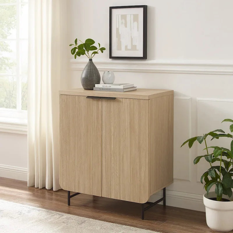 Meuble de rangement console avec portes cannelées, portes à fermeture douce et pieds en métal Chêne