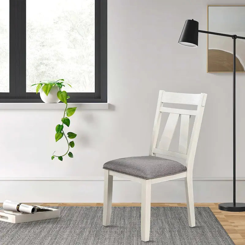 Chaise de salle à manger capitonnée de style ferme, gris microfibre, bois d'hévéa blanc, dossier à lattes ouvertes